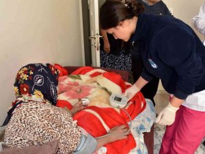 Yunusemre’nin ’Evde Sağlık Hizmeti’ Yaralara İlaç Oluyor