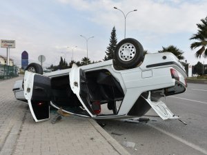 Takla Atan Otomobil Park Halindeki Araca Çarptı: 3 Yaralı
