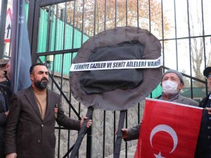 Gaziler İle Şehit Yakınları, İ̇sveç’in Ankara Büyükelçiliği’ne Siyah Çelenk Bıraktı