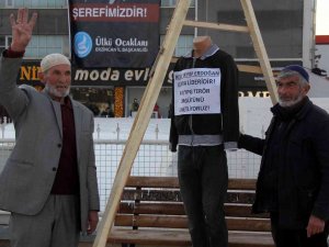 İ̇dam Sehpasını Kurup Erzincan’ın Meydanında Maketi Astılar