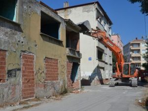 Bafra’da Metruk Binalar Yıkılıyor