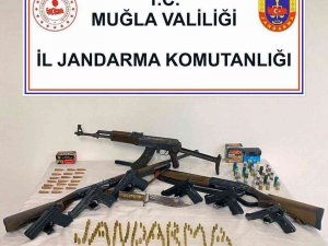 Kaleşnikof Piyade Tüfeği Ve Tabanca Ele Geçirildi