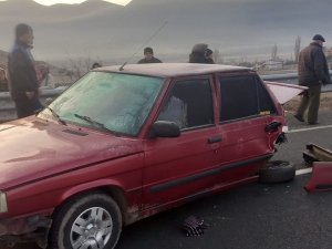 D100’de İki Otomobil Çarpıştı: 2 Yaralı