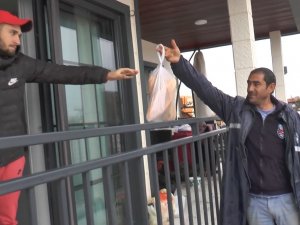Antalya’da Su Altında Kalan Evlerin Temel İhtiyaçları İş Makinesiyle Giderildi