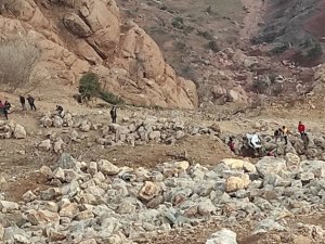 Hafriyat Dökerken Şarampole Devrilen Kamyon Sürücüsü Hayatını Kaybetti