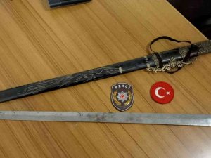 Düzce Polisinden Denetim: 8 Tabanca Ve Kılıç Ele Geçirildi