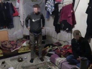 İ̇zmir’de ’Şok Evleri’ne Polis Baskını: 70 Düzensiz Göçmen İle 7 Organizatör Yakalandı