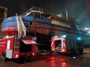 Altınova Tersaneler Bölgesi’nde Gemi Yangını: 3 Kişi Dumandan Etkilendi
