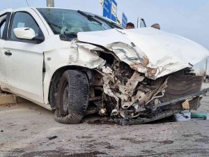 Aksaray’da Tır Otomobil İle Çarpıştı: 5 Yaralı