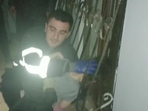 Pencerenin Demirine Sıkışan Çocuğu İtfaiye Kurtardı