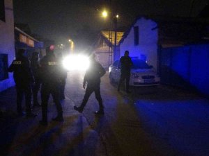 Tartıştığı Babası Ve Kız Kardeşini Bıçakla Yaraladı