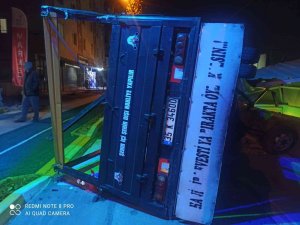 Ankara’da İstasyon Alt Geçidine Çarpan Kamyon Devrildi: 1 Yaralı