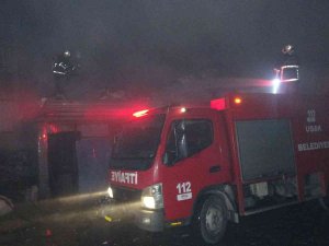 Geri Dönüşüm Fabrikasında Yangın: Alevler Geceyi Aydınlattı