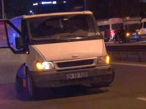 Maltepe’de Otomobil Minibüse Arkadan Çarptı: 4 Yaralı