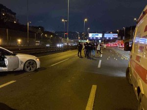 Haliç Köprüsü’nde Bir Otomobile Düzenlenen Silahlı Saldırı Sonucu Ölü Ve Yaralıların Olduğu Öğrenildi. Haliç Köprüsü E-5 Orta Şeridi Trafiğe Kapatıldı. Polis Ekiplerinin Olay Yerinde Çalışmaları Sürüyor.