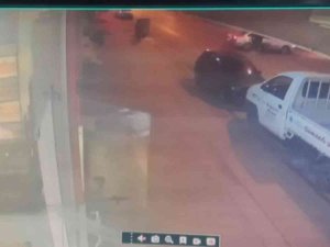 Bursa’da Otomobil İle Motosiklet Sürücüsünün Kazaya Karıştığı Anlar Kamerada