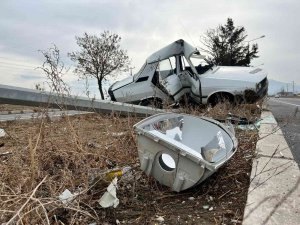 Ortadan İkiye Bükülen Otomobilin Sürücüsü Araçta Sıkıştı