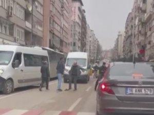Bursa’da Servis Ve Otobüs Şoförünün Yol Verme Kavgası Kameralarda