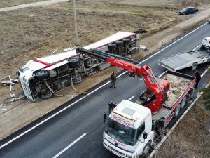 Yol Kenarına Devrilen Tekstil Malzemesi Yüklü Tır Yoğun Uğraşlar Sonucu Kaldırıldı