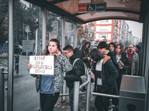 Tramvayda Kitap Okuma Etkinliği