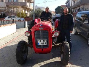 37 Yıl Boyunca Kullandığı Traktörünü Sattığı İçin Üzüldü, Oğlu Geri Alıp Hediye Etti