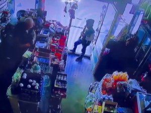 Çocuklardan Akılalmaz Hırsızlık Planı: Biri Oyaladı, Diğeri İse Paraları Aldı