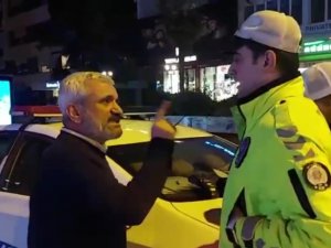 Kadıköy’de Ceza Yazan Polise ‘İ̇nsan Olalım’ Diyen Taksici, Tepki Görünce ‘Hepimiz Kardeşiz’ Diyerek Geri Adım Attı