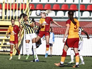Kadınlar Futbolda Derbi Zamanı: Galatasaray - Fenerbahçe: