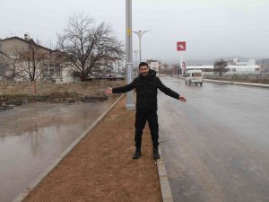 Cadde Ortasında Kalan Ev, Görenleri Şaşırtıyor: "Adamın Biri Yolun Buradan Geçip Geçmediğini Sordu"