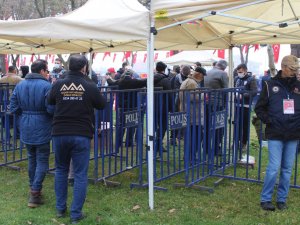 Cumhurbaşkanını Görmek İçin Soğuğa Aldırış Etmeden Saatler Öncesinden Meydanları Doldurdular