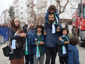 Cumhurbaşkanını Görmek İçin 6 Çocuğuyla Fransa’dan Geldi