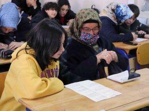 Anneanneler Torunlarıyla Aynı Sırada Sınava Girdi