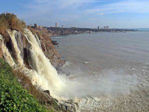 Antalya’da 3 Gün Aralıksız Süren Yağış, Dünyaca Ünlü Şelaleyi Çamur Rengine Bürüdü