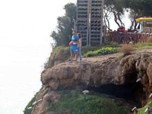 Turist Çiftin Uçurum Kenarındaki Romantizmi Yürekleri Ağza Getirdi
