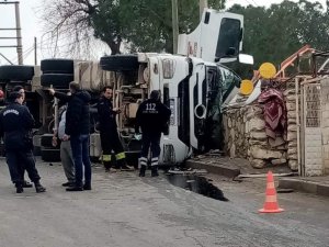 Damperli Tır Devrildi: 1 Ölü