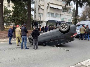 Kadıköy’de Korkutan Kaza: Yaşlı Sürücü, Yayaya Çarpıp Takla Attı