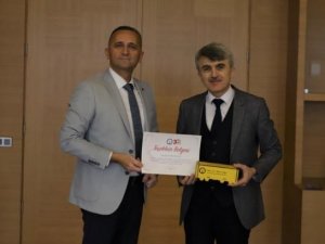 Rektör Uysal’dan Armağan’a Teşekkür Belgesi