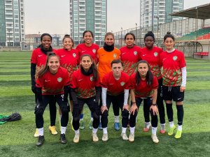Amed Spor Kadın Futbol Takımı, Hükmen Galibiyet İle Yoluna Devam Etti