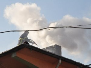 Bacada Çıkan Yangın İtfaiye Ekiplerini Harekete Geçirdi