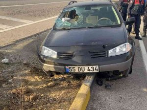D100’de Otomobil Su Kanalına Düştü: 4 Yaralı
