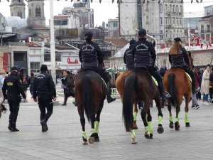 Taksim’de Atlı Polislere Yoğun İlgi