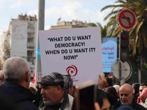 Tunus’ta Ayaklanmanın 12. Yıl Dönümünde Cumhurbaşkanı Said Protesto Edildi