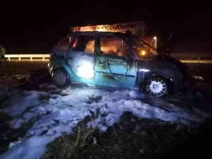 Seyir Halindeki Otomobil Alev Topuna Döndü