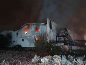 Ahşap Hediyelik Eşya Atölyesi Alev Alev Yandı, Dumanlar Gökyüzünü Kapladı