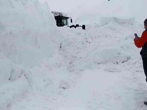 Şemdinli’de 4 Metrelik Karla Mücadele Çalışması