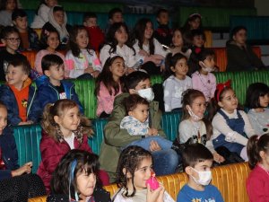 Yalova’da Çocuklar Pandomim Gösterisiyle Eğlendi