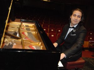 Görme Engelli Piyanist Sahnede