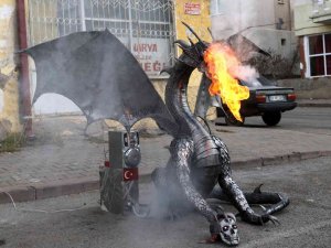 Karşılarına Çıkan Ejderhayı Görenler Cep Telefonlarına Sarıldı