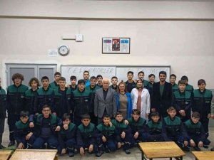 Öğrencilere İş Kıyafeti Ve Ayakkabı Hediye Edildi
