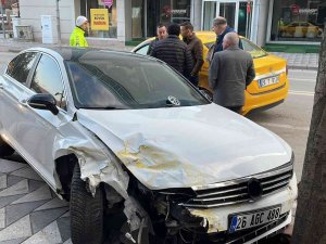 Otomobille Ticari Taksi Çarpıştı: 1’i Ağır 2 Yaralı